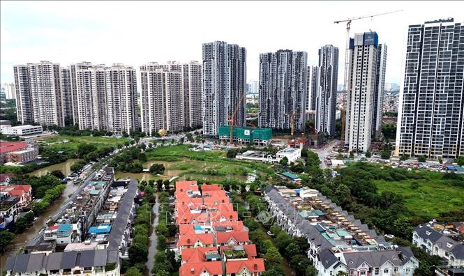 The whole country in 2024 so far has had 16 commercial housing projects with more than 3,300 apartments completed and 23 projects with nearly 11,700 apartment newly licensed. VNA Photo: Tuấn Anh
