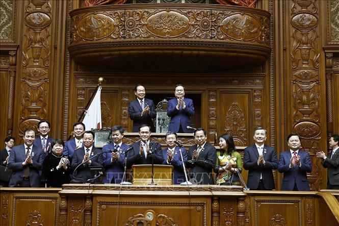 NA Chairman Tran Thanh Man and Speaker of the Japanese House of Representatives Nukaga Fukushiro visit the hall of the Japanese House of Representatives. VNA Photo: Doãn Tấn