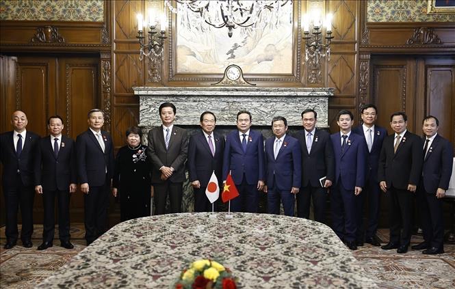 NA Chairman Tran Thanh Man and Speaker of the Japanese House of Representatives Nukaga Fukushiro hold talks in Tokyo on December 4. VNA Photo: Doãn Tấn