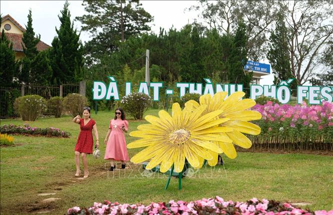 Du khách tham quan công viên hoa đường Trần Quốc Toản trước ngày khai hội Festival hoa Đà Lạt. Ảnh: Nguyễn Dũng – TTXVN 