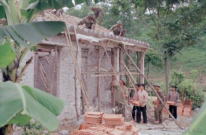 Cán bộ, chiến sỹ Trung đoàn xe tăng 02 xây dựng nhà tình nghĩa để tặng thương binh nặng Bùi Văn Thiện ở xã Phú Long, huyện Nho Quan, Ninh Bình (2004). Ảnh: Tiến Ất - TTXVN 