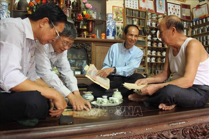 Hơn 40 năm qua, CCB Nguyễn Văn Đổng, sinh năm 1942, ở thôn Vân Giang, xã Lý Nhân, huyện Vĩnh Tường, tỉnh Vĩnh Phúc vẫn miệt mài vào Nam, ra Bắc để tìm kiếm và lưu giữ những kỷ vật của đồng đội. Ông đã sưu tầm được hơn 1.000 kỷ vật, mỗi kỷ vật đối với ông đều rất thiêng liêng, cao quý và được giữ gìn cẩn trọng. Ảnh: Nguyễn Thảo - TTXVN