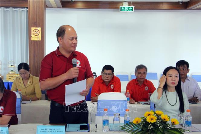 Chủ tịch Hội Chữ thập đỏ thành phố Hải Phòng Bùi Mạnh Phúc phát biểu tại hội nghị. Ảnh: Trung Kiên - TTXVN