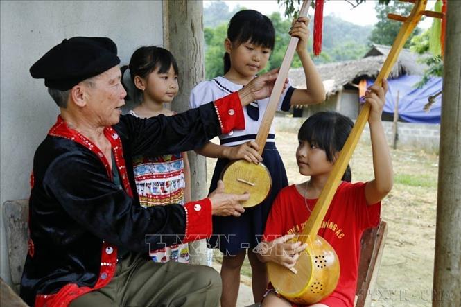 Cựu chiến binh Lương Xuân Dán,dân tộc Tày ở thôn Đức Uy, xã Trung Sơn (Yên Sơn, Tuyên Quang) là một người lính có niềm đam mê âm nhạc bất tận. Ở tuổi 73, ông không những thuộc và hát hay rất nhiều bài Then cổ như Tàng Bốc, Tàng Nặm của người Tày mà còn chơi được 15 loại nhạc cụ khác nhau. Ông còn tổ chức những lớp học nhỏ, dạy miễn phí cho tất cả những ai đam mê âm nhạc. Ảnh: Nam Sương - TTXVN