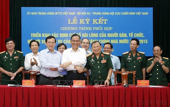 Ủy Ban TW MTTQ Việt Nam, Bộ Nội vụ và Hội CCB Việt Nam phối hợp tổ chức Lễ ký kết Chương trình phối hợp triển khai xác định chỉ số hài lòng của người dân, tổ chức, đối với sự phục vụ của cơ quan hành chính Nhà nước năm 2015. Ảnh: Nguyễn Dân – TTXVN