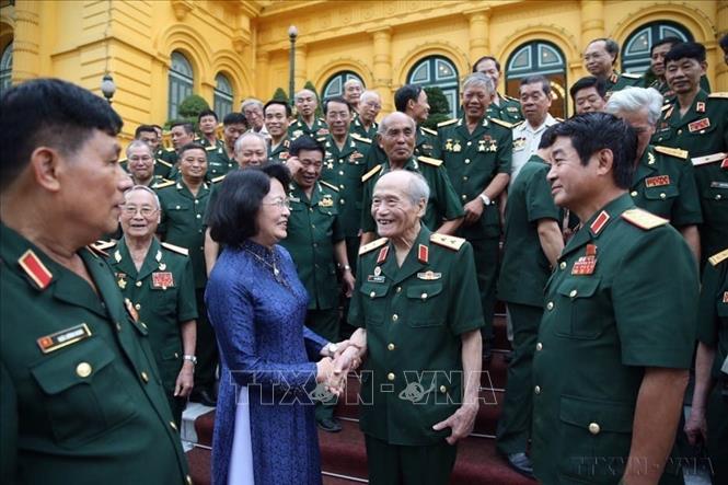 Phó Chủ tịch nước Đặng Thị Ngọc Thịnh tiếp Đoàn đại biểu Ban liên lạc truyền thống Hội Cựu chiến binh Sư đoàn 308 - Quân Tiên phong thuộc Quân đoàn 1 (Sư đoàn chủ lực đầu tiên của Quân đội nhân dân Việt Nam), ngày 8/8/2019. Ảnh: Dương Giang - TTXVN