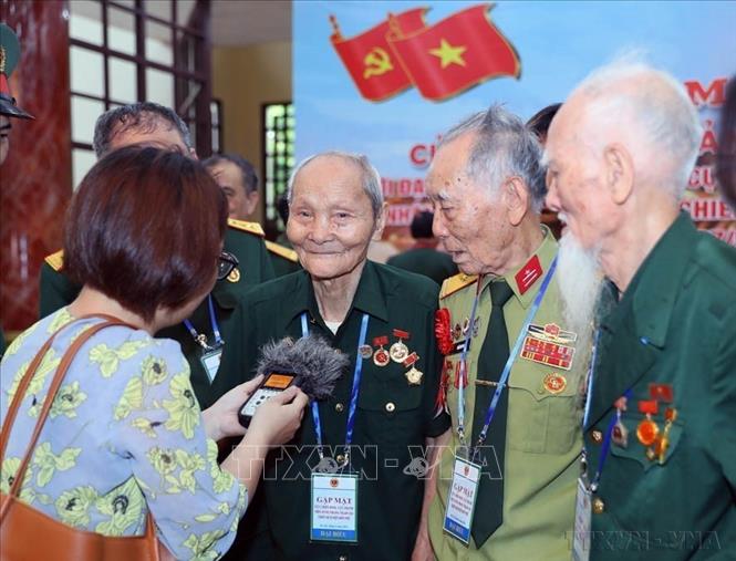 Các cựu chiến binh trả lời phỏng vấn của phóng viên cơ quan báo chí tại chương trình Gặp mặt của lãnh đạo Đảng, Nhà nước với đại diện cựu chiến binh, cựu thanh niên xung phong tham gia chiến dịch Điện Biên Phủ (23/04/2024). Ảnh: Trọng Đức - TTXVN