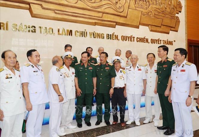 Lãnh đạo Bộ Quốc phòng, Quân chủng Hải quân gặp gỡ các cựu chiến binh tại Lễ kỷ niệm 60 năm Chiến thắng trận đầu của Hải quân nhân dân Việt Nam và quân dân miền Bắc (2 và 5/8/1964 - 2 và 5/8/2024). Ảnh: Trọng Đức - TTXVN