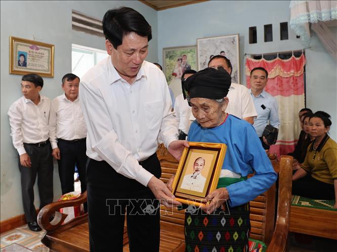 Chủ tịch nước Lương Cường tặng quà Mẹ Việt Nam anh hùng Lang Thị Phong, 102 tuổi, ở thôn Trung Thành, xã Lương Sơn, huyện Thường Xuân. Ảnh: Lâm Khánh - TTXVN