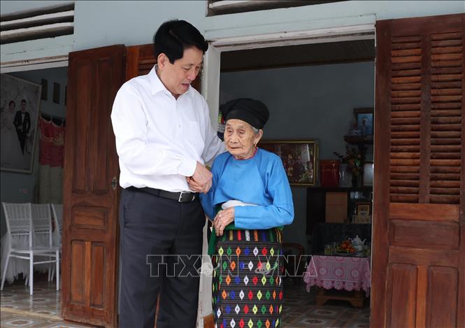 Chủ tịch nước Lương Cường thăm hỏi Mẹ Việt Nam anh hùng Lang Thị Phong, 102 tuổi, ở thôn Trung Thành, xã Lương Sơn, huyện Thường Xuân. Ảnh: Lâm Khánh - TTXVN
