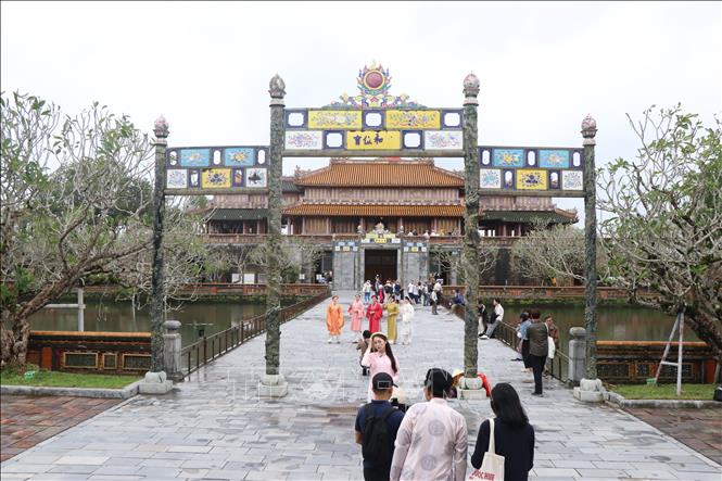 The central province of Thua Thien – Hue welcomes more than 3.5 million tourists, including over 1.2 million foreigners in the first 11 months of the year, a year-on-year increase of 27 percent. VNA Photo: Đỗ Trưởng