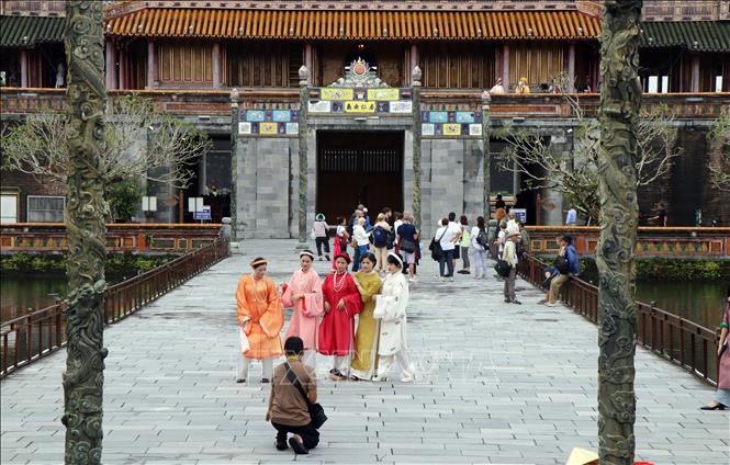 The central province of Thua Thien – Hue welcomes more than 3.5 million tourists, including over 1.2 million foreigners in the first 11 months of the year, a year-on-year increase of 27 percent. VNA Photo: Đỗ Trưởng