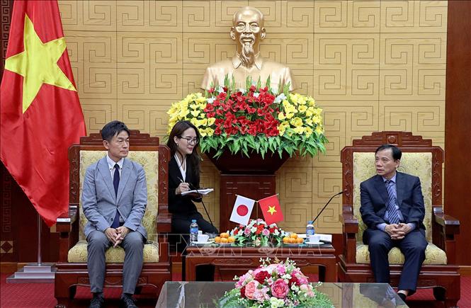 Chủ tịch UBND tỉnh Hòa Bình Bùi Văn Khánh làm việc với ông IIDE JUNYA, Tổng Giám đốc Công ty ASAHI SUN Clean Nhật Bản. Ảnh: Thanh Hải - TTXVN 
