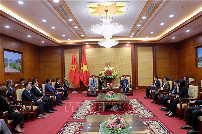 Chủ tịch UBND tỉnh Hòa Bình Bùi Văn Khánh làm việc với ông IIDE JUNYA, Tổng Giám đốc Công ty ASAHI SUN Clean Nhật Bản. Ảnh: Thanh Hải - TTXVN 