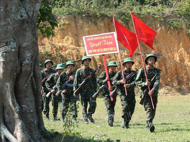 Cán bộ, chiến sĩ Tiểu đoàn đảo Cô Tô thực hiện hành quân, tuần tra quanh đảo, nâng cao cảnh giác không để bị động, bất ngờ trước mọi tình huống. Ảnh: Trọng Đức - TTXVN