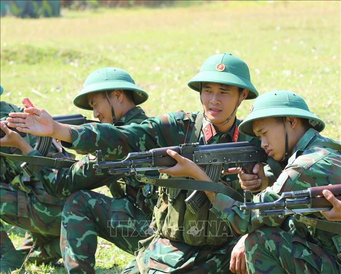 Chiến sĩ Tiểu đoàn đảo Cô Tô thực hiện bài huấn luyện các tư thế bắn. Ảnh: Trọng Đức - TTXVN
