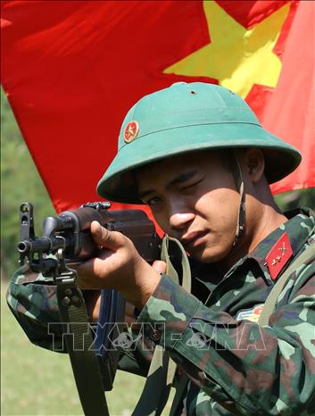 Chiến sĩ Tiểu đoàn đảo Cô Tô thực hiện bài huấn luyện các tư thế bắn. Ảnh: Trọng Đức - TTXVN