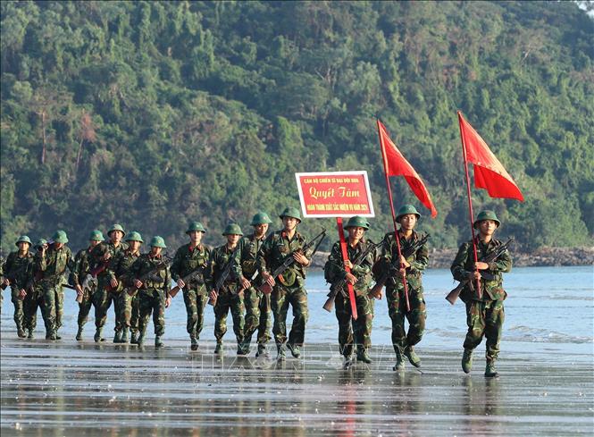Cán bộ, chiến sĩ Tiểu đoàn đảo Cô Tô thực hiện hành quân, tuần tra quanh đảo, nâng cao cảnh giác không để bị động, bất ngờ trước mọi tình huống. Ảnh: Trọng Đức - TTXVN