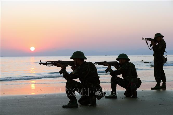 Các chiến sĩ Tiểu đoàn đảo Cô Tô thực hiện ca tuần tra, canh gác thường kỳ trên các vị trí trọng yếu của đảo. Ảnh: Trọng Đức - TTXVN