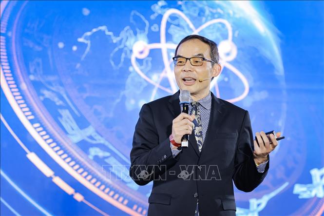 Tiến sỹ Xuedong David Huang dẫn dắt phiên thảo luận tại Toạ đàm. Ảnh: Thu Phương - TTXVN 