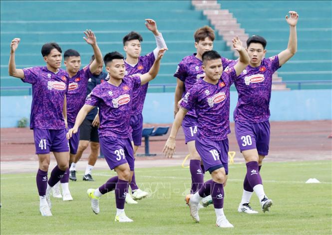 Các cầu thủ luyện tập trên SVĐ Việt Trì. Ảnh: Tạ Toàn - TTXVN