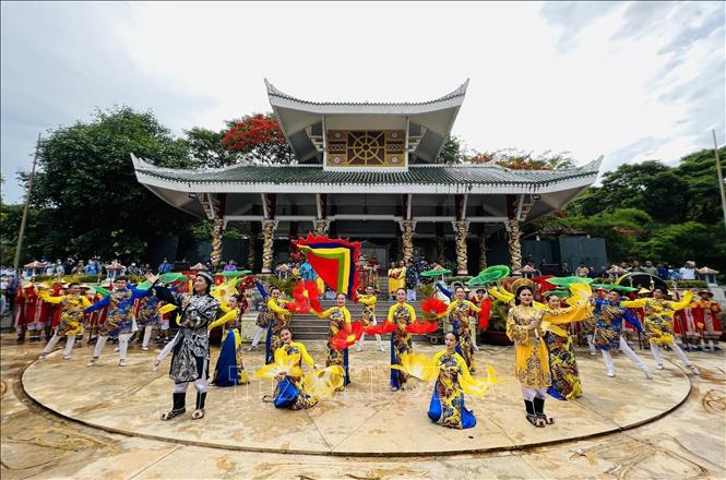 Lễ phục hiện rước tượng Bà từ bệ đá ngự trên đình núi Sam xuống Miếu Bà Chúa Xứ Núi Sam ở dưới chân núi bắt đầu từ nhà bia liệt sĩ thành phố Châu Đốc, tỉnh An Giang. Ảnh: Công Mạo-TTXVN

