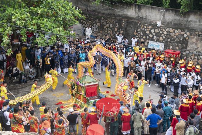 Phục hiện các nghi thức thỉnh Bà từ bệ đá ngự trên đình núi Sam xuống Miếu Bà Chúa Xứ Núi Sam ở dưới chân núi. Ảnh: Công Mạo-TTXVN