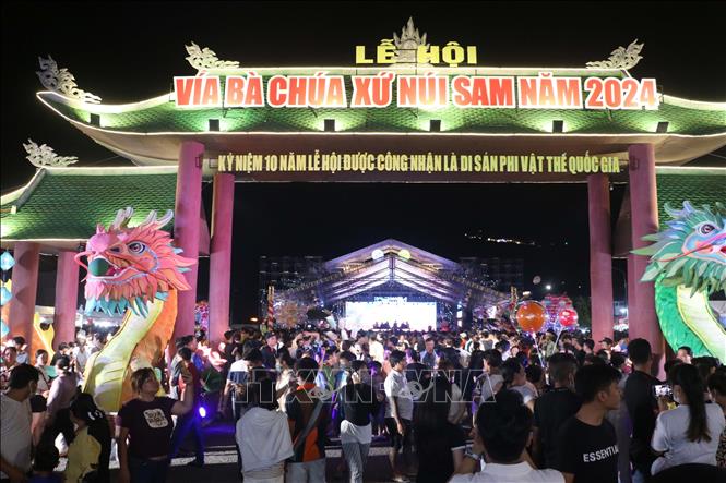  Hàng nghìn người dân và du khách tham dự lễ khai hội Vía Bà Chúa Xứ Núi Sam năm 2024. Ảnh: TTXVN