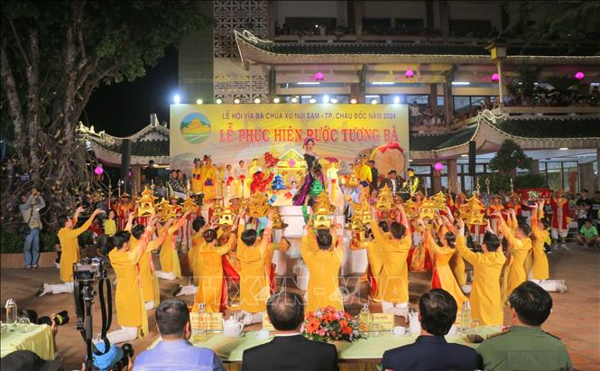 Chương trình sân khấu hóa Lễ phục hiện đưa tượng Bà Chúa Xứ từ trên đỉnh núi Sam nhập Miếu. Ảnh: Công Mạo-TTXVN