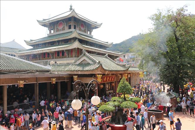 Đây là lễ hội đặc sắc, mang đậm nét văn hóa của cư dân vùng sông nước Tây Nam bộ, góp phần gắn kết với đời sống tinh thần, lưu giữ những giá trị lịch sử của các thế hệ tiền nhân trong tiến trình “khai phá” vùng đất phía Tây Nam của Tổ quốc. Ảnh: Công Mạo - TTXVN
