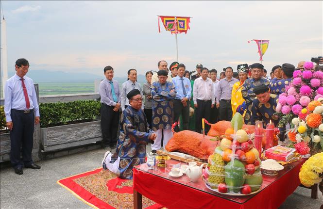  Nghi thức nguyện hương cung thỉnh Thánh mẫu Chúa Xứ núi Sam xuống núi. Ảnh: Công Mạo-TTXVN