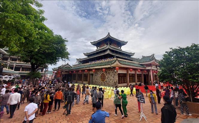 Người dân và du khách đến tham quan, chiêm bái Bà Chúa Xứ núi Sam. Ảnh: Công Mạo - TTXVN