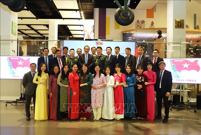 Cán bộ và phu quân, phu nhân các cơ quan đại diện Việt Nam tại Anh chụp ảnh lưu niệm với Cơ quan Tùy viên quốc phòng Việt Nam. Ảnh: Phong Hà PV TTXVN tại Anh