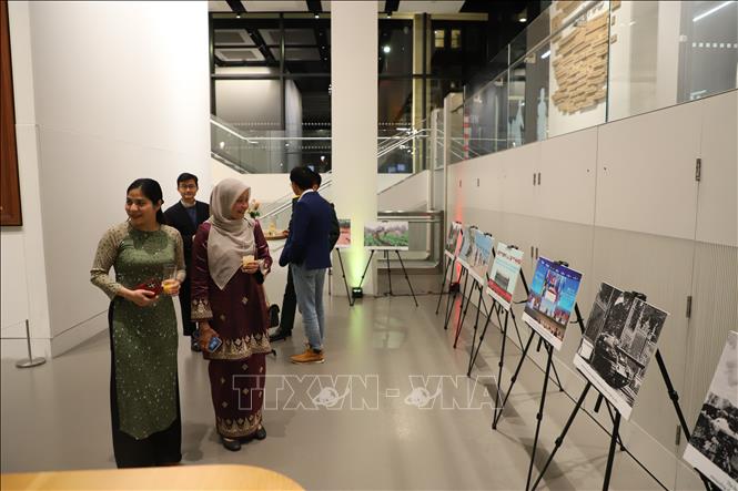 Khách mời tham quan khu triển lãm lịch sử hình thành và phát triển của Quân đội nhân dân Việt Nam tại buổi lễ. Ảnh: Phong Hà-PV TTXVN tại Anh