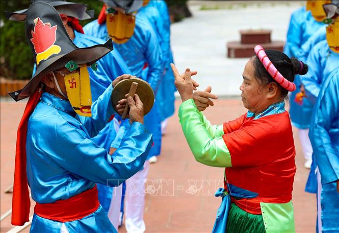 Nhạc cụ dùng trong các trò múa Xuân Phả khá đơn giản, chủ yếu là trống, thanh la, mõ...tạo thành những âm thanh vui nhộn. Ảnh: Thanh Tùng - TTXVN 