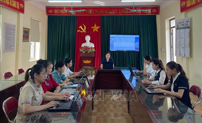 Tập huấn học bạ điện tử cho giáo viên tại trường Tiểu học Khánh Hòa (Yên Khánh, Ninh Bình). Ảnh: Hải Yến - TTXVN