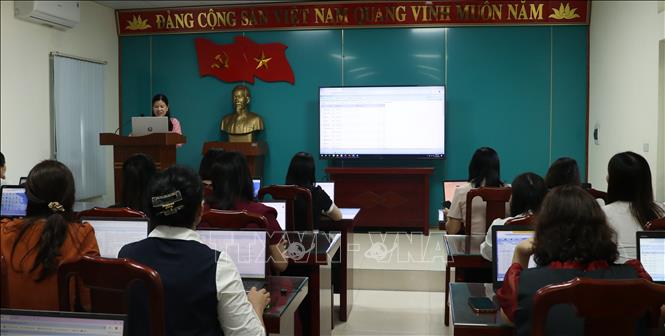 Trường Tiểu học Thanh Bình, thành phố Ninh Bình (Ninh Bình) triển khai tập huấn cho các giáo viên về học bạ điện tử. Ảnh: Hải Yến - TTXVN 