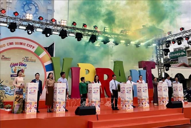 Các đại biểu thực hiện nghi thức phát động Tuần lễ Du lịch Thành phố Hồ Chí Minh lần thứ 4 năm 2024. Ảnh: Mỹ Phương – TTXVN