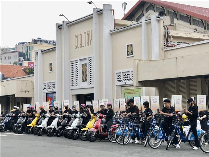 Các bạn trẻ Thành phố Hồ Chí Minh tham gia hoạt động diễu hành hưởng ứng sự kiện. Ảnh: Mỹ Phương – TTXVN