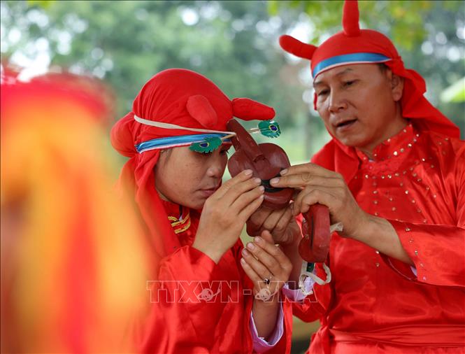 Trò Chiêm Thành tượng trưng người Chăm pa tiến cống, mang mặt nạ bằng gỗ sơn đỏ, mũi thấp và ngắn, hai mắt bằng lông chim công. Ảnh: Thanh Tùng - TTXVN
