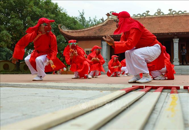 Trò Chiêm Thành tượng trưng người Chăm pa tiến cống, mang mặt nạ bằng gỗ sơn đỏ, mũi thấp và ngắn, hai mắt bằng lông chim công. Ảnh: Thanh Tùng - TTXVN
