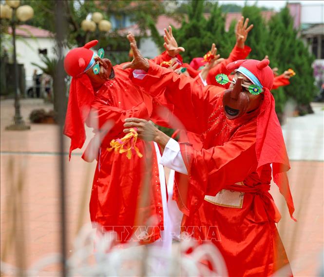 5 trò Xuân Phả, mỗi trò có trang phục mang màu sắc khác nhau. Ảnh: Thanh Tùng - TTXVN