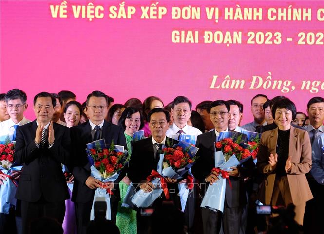 Lãnh đạo Tỉnh ủy Lâm Đồng tặng hoa cho Bí thư và 2 Phó Bí thư Huyện ủy Đạ Huoai. Ảnh: Nguyễn Dũng – TTXVN 