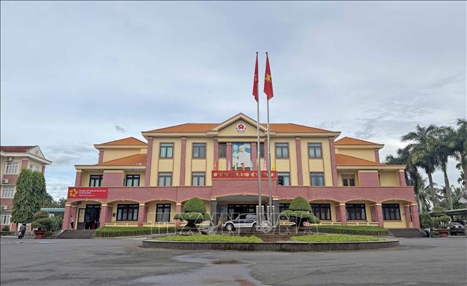 Trụ sở UBND huyện Đạ Huoai hiện tại được trưng dụng từ trụ sở UBND huyện Đạ Tẻh trước đây. Ảnh: Nguyễn Dũng – TTXVN 
