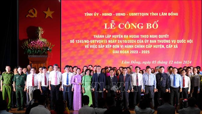 Ra mắt Ban chấp hành và Ban thường vụ Huyện ủy Đạ Huoai. Ảnh: Nguyễn Dũng – TTXVN 