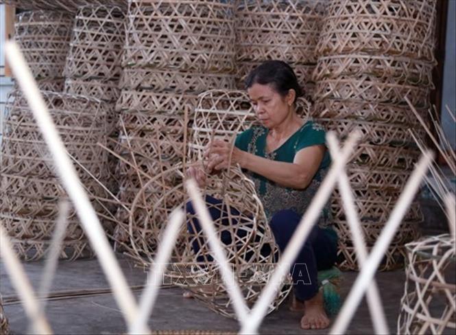 Nghề truyền thống đan lát thôn Vinh Ba, xã nông thôn mới nâng cao Hòa Đồng (Tây Hòa, Phú Yên). Ảnh: Xuân Triệu - TTXVN