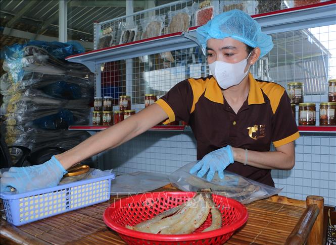 Nhân viên cơ sở Tâm Đức Tín (thị xã Ngã Năm) đóng gói sản phẩm Khô cá lóc nhà màng đạt chuẩn OCOP 3 sao. Ảnh: Tuấn Phi-TTXVN
