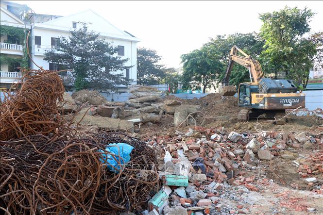 Đơn vị thi công hạ giải, san ủi dãy nhà C chung cư Đống Đa ở phường Phú Nhuận, thành phố Huế. Ảnh: Đỗ Trưởng - TTXVN