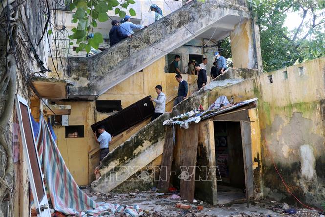 Lực lượng chức năng tiến hành cưỡng chế, di dời những hộ dân cuối cùng để thực hiện dự án cải tạo, xây dựng lại chung cư Đống Đa.  Ảnh: Đỗ Trưởng - TTXVN