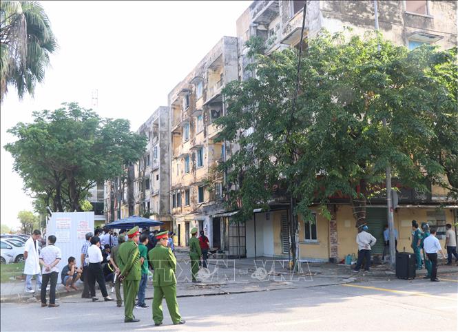 Lực lượng chức năng tiến hành cưỡng chế, di dời những hộ dân cuối cùng để thực hiện dự án cải tạo, xây dựng lại chung cư Đống Đa. Ảnh: Đỗ Trưởng - TTXVN